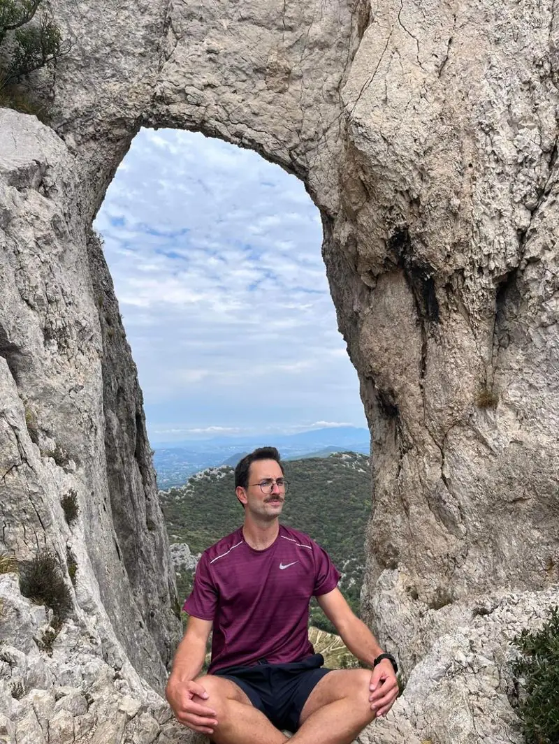 Pause en montagne sous une arche rocheuse