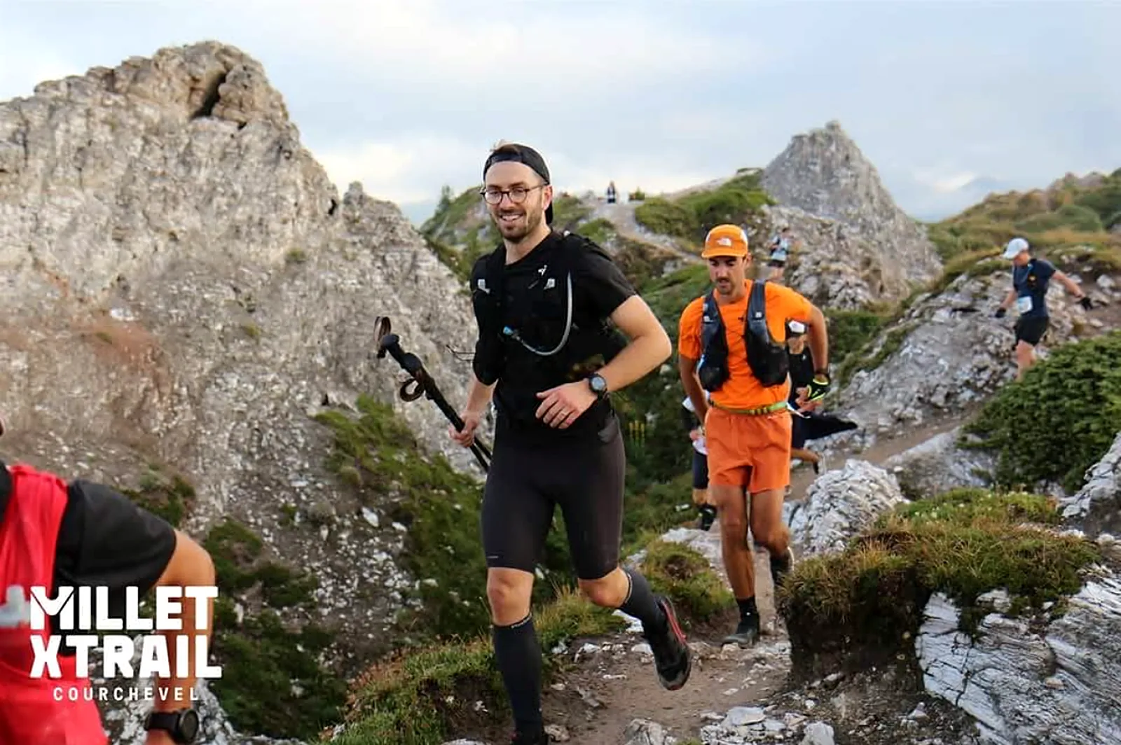 Coureur sur une crête en trail, en montagne
